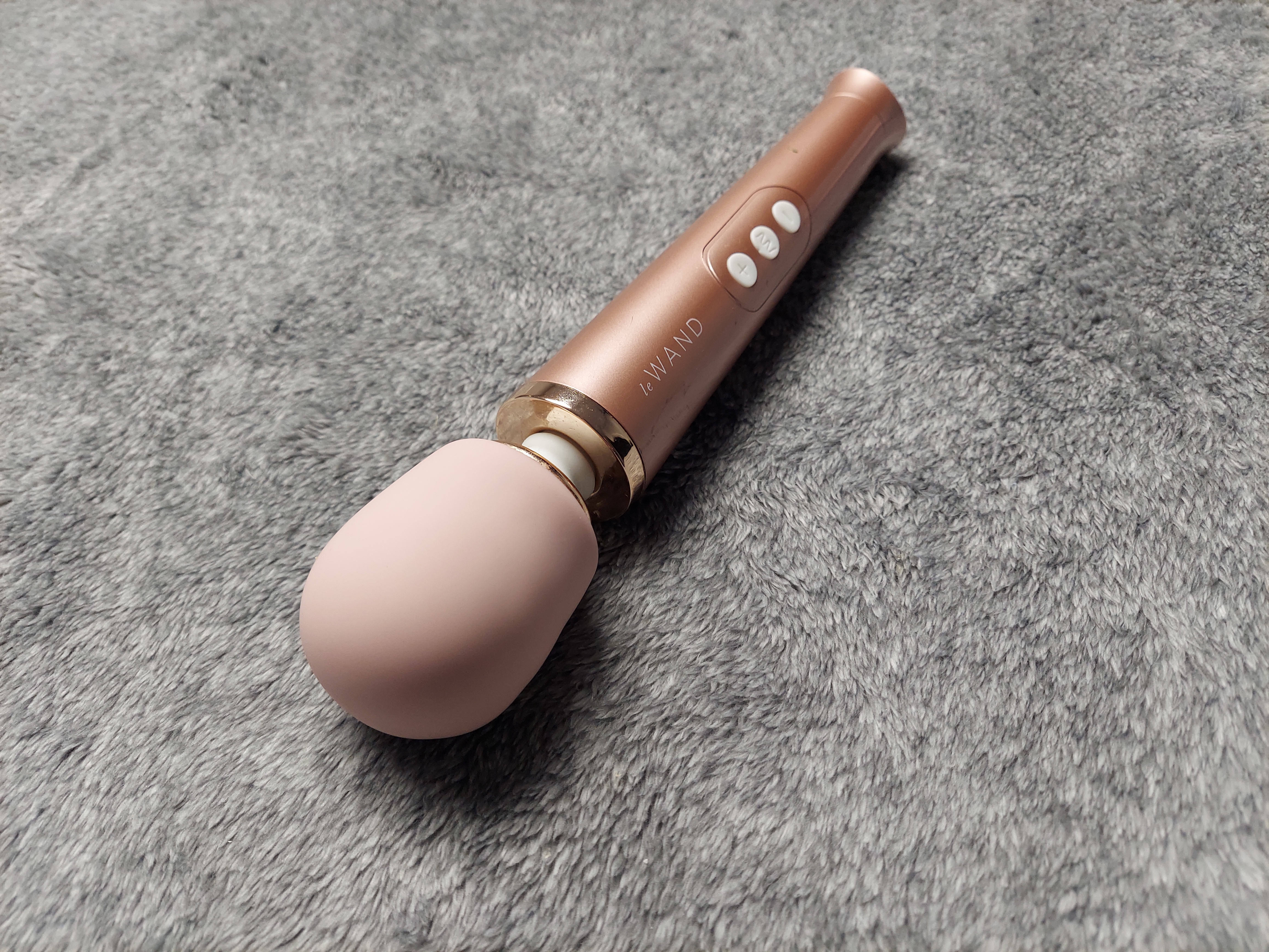 Le Wand Petite wand vibrator rose gold