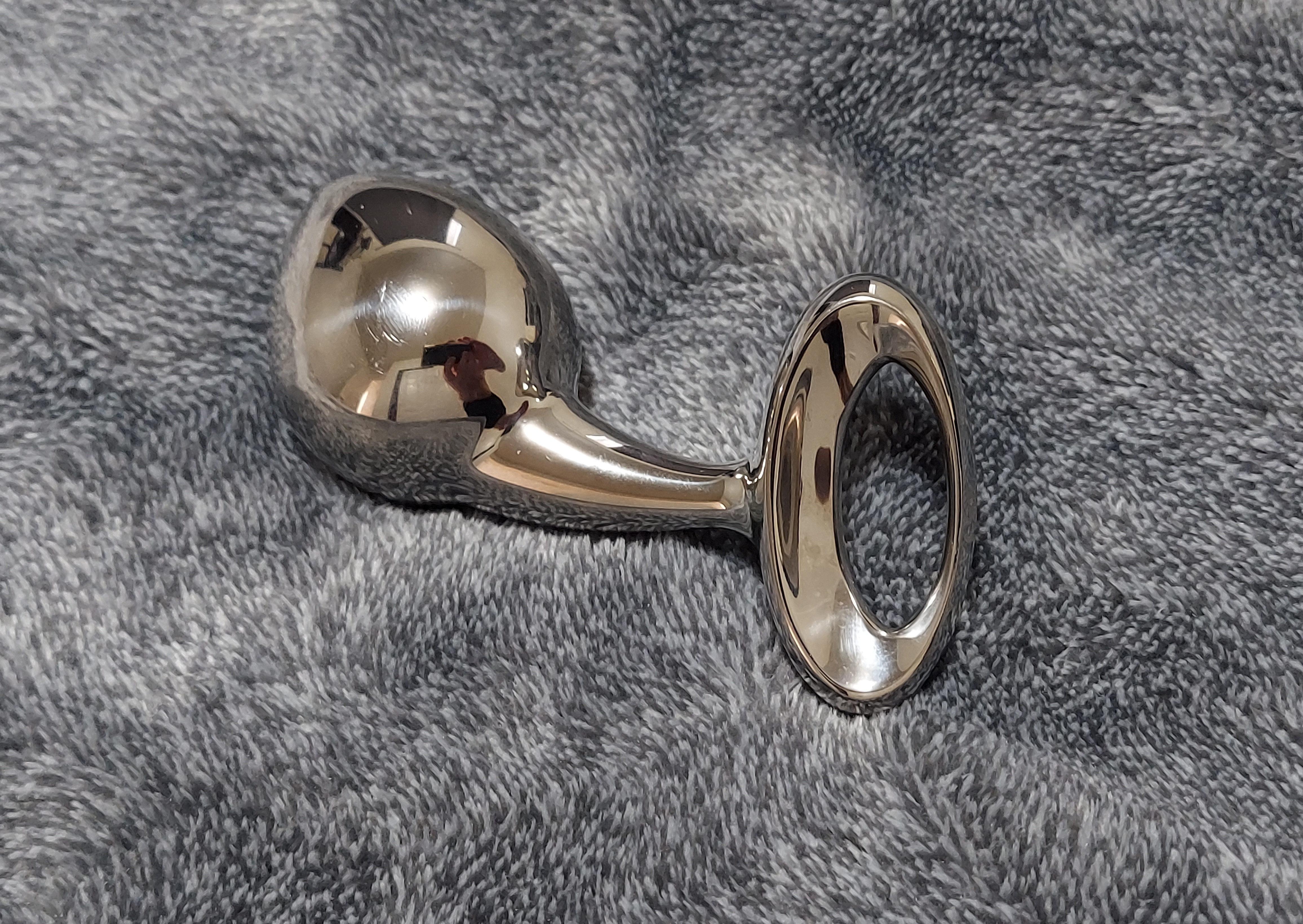 Njoy Pure Plug, Large stainless steel buttplug with gray background