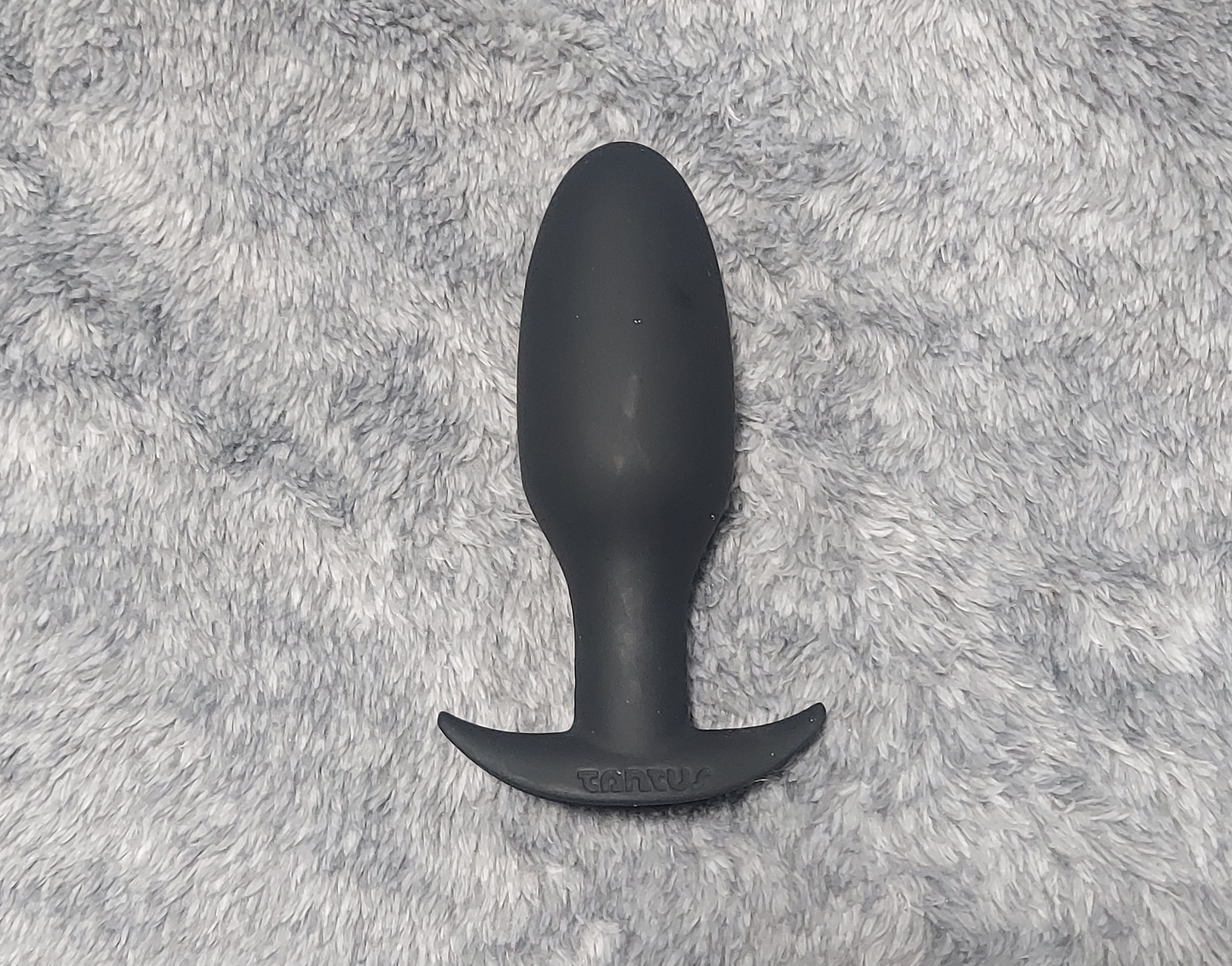 Black Tantus Ryder plug on gray background